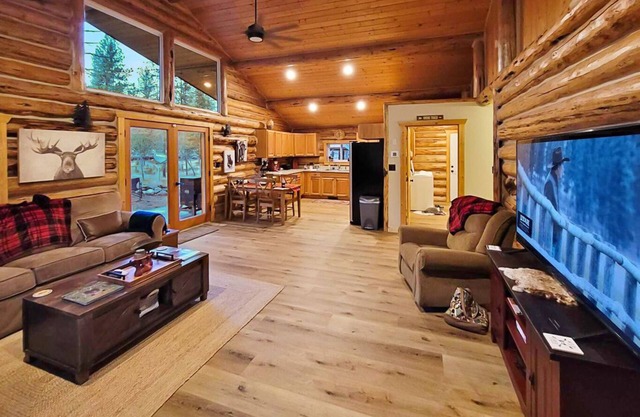 Cabin in the trees next to public land! (Dog friendly!)