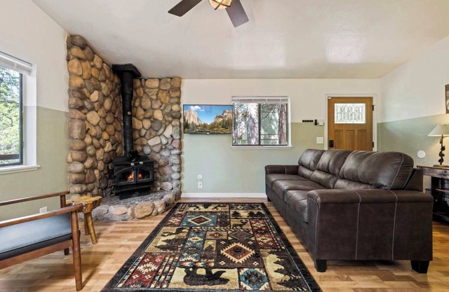 Cabin in the Trees – Cozy 2BR Mountain Escape in Twain Harte