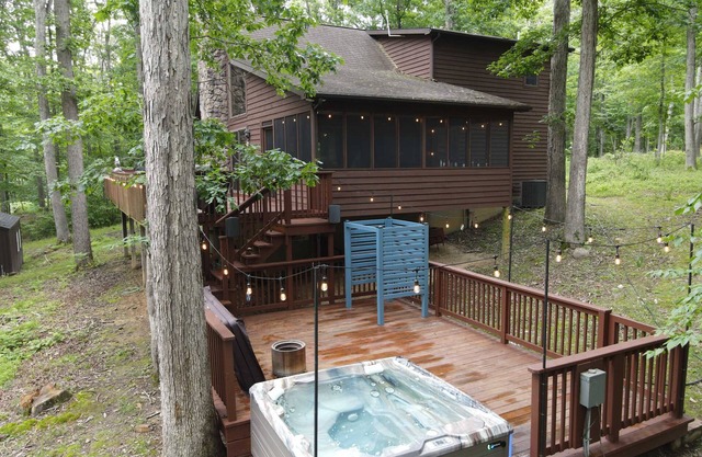 Cabin in the Woods w/Hot Tub, Fire Pit & More