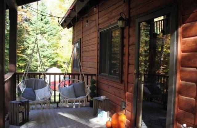 Cabin in the woods, 10 minutes to Pictured Rocks! Peaceful and cozy getaway