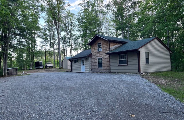 CABIN IN THE WOODS 3-2, Sleeps 8, 10 acres, pet friendly close to ORV trails!