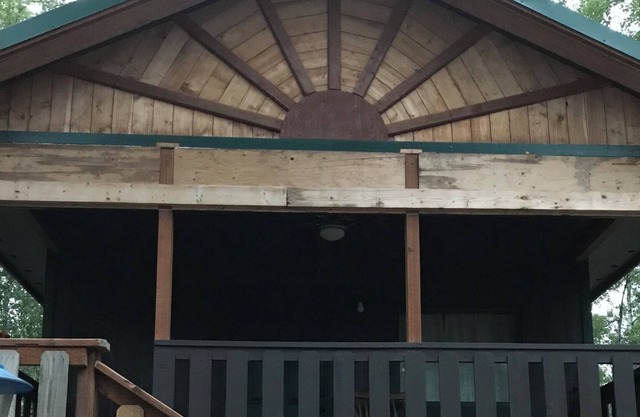 Cabin in the woods of Caswell Lakes. Pet friendly.