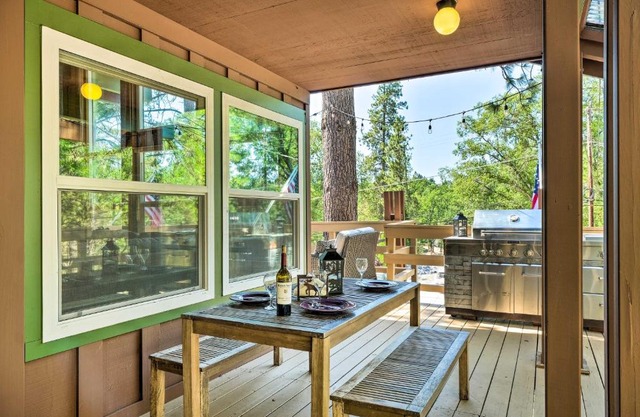 Cabin Less Than Half-Mi from Pine Mountain Lake Marina!