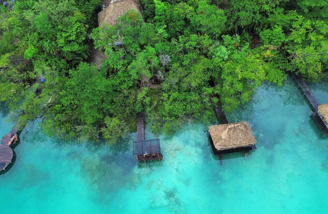 Cabaña situada a la orilla de la Laguna de los Siete Colores