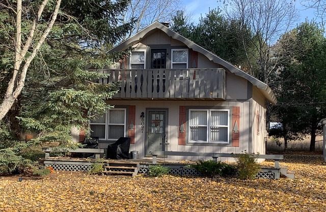 Cabin Located in the Manistee National Forest with all the Comforts of Home