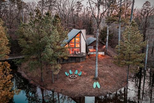 Cabin Masterpiece on Private Lake 3 bedroom