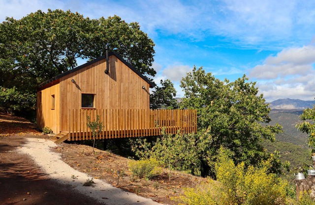 Cabaña 'Mirlo Blanco' con vistas a la montaña, piscina compartida y terraza privada