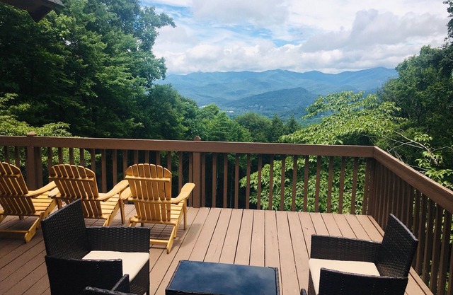 Cabin, Mtn. Views, w/Hot Tub, Min’s to Asheville or Black Mtn., 3K SF 3 Story!!!