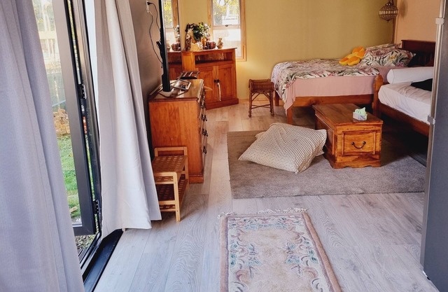 Cabin near amenities & public transport in Wellington, wifi & creature comfort.