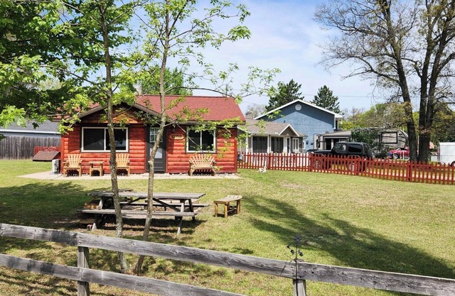 Cabin near ORV trails, lake St. Helen, Houghton Lake and golfing!