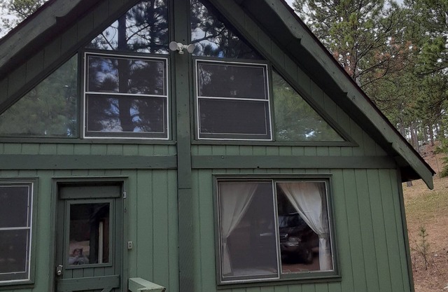 Cabin nestled in the Pines near Lake Pactola! ATV trails! Mt Rushmore! WI-FI