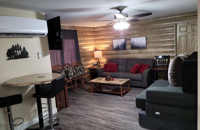 Cabin Oasis in the Suburbs!