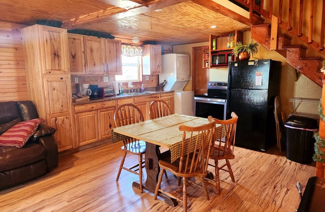 Cabin of Sunset View: cozy 3-bedroom cabin in Perkins with WiFi near OSU