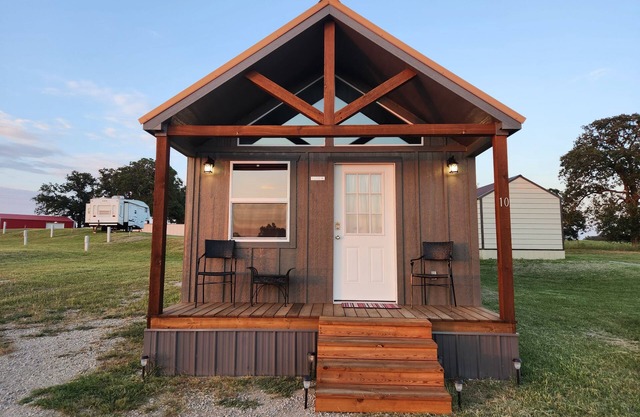 Cabin of Western Skies: loft, Wi-Fi , and tiny home living-close to OSU