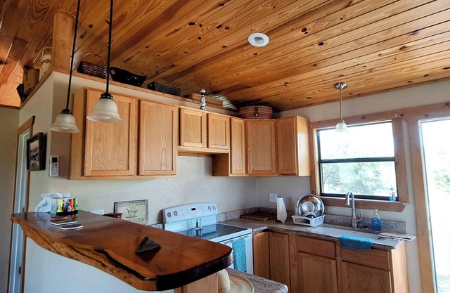 New built cabin on Llano river, full accesses, kayaks, hiking. eagles nest.