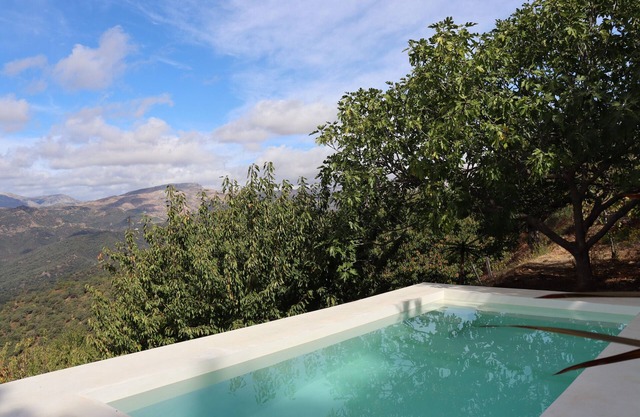 Cabaña 'Oropéndola' con vistas a la montaña, piscina compartida y terraza privada