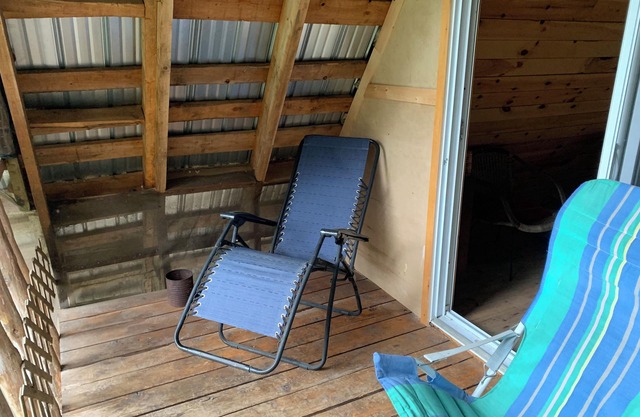 CABIN overlooking pond + HIKING to waterfalls & lookouts (completely off-grid)