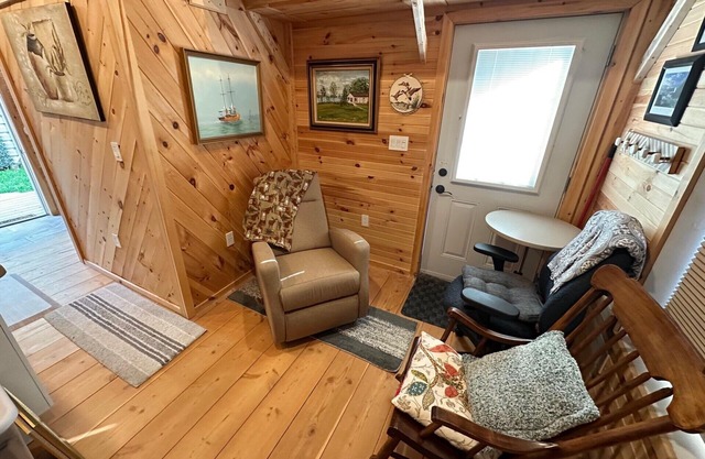 Cabin peace & rest on Tay Trail Georgian Bay a min walk to beach, dock & fishing