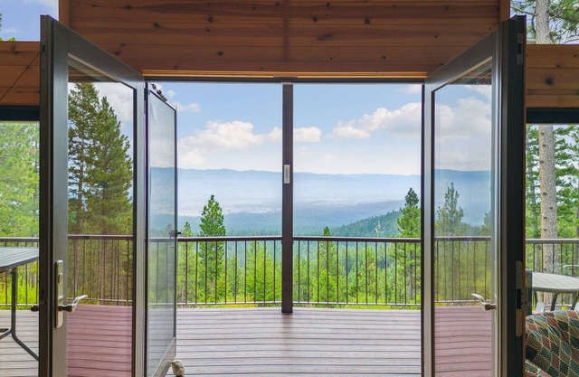 Cabin perched high in the Bitterroots with Incredible views