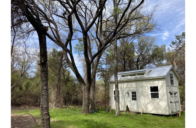 Cabin Retreat Located Near Glen rose Texas.