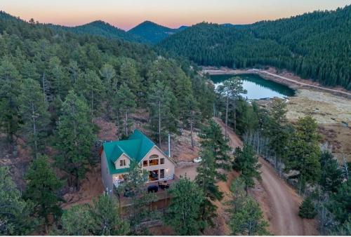 Cabin Retreat W Hot Tub & Fireplace
