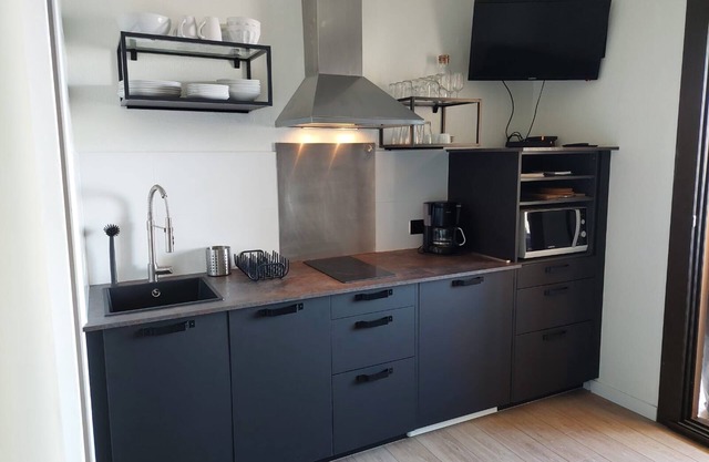 Cabin studio renovated in January 2023, sea view, 4 people 100 from the beach