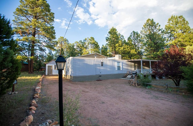 Casa estilo cabaña entre pinos ponderosa
