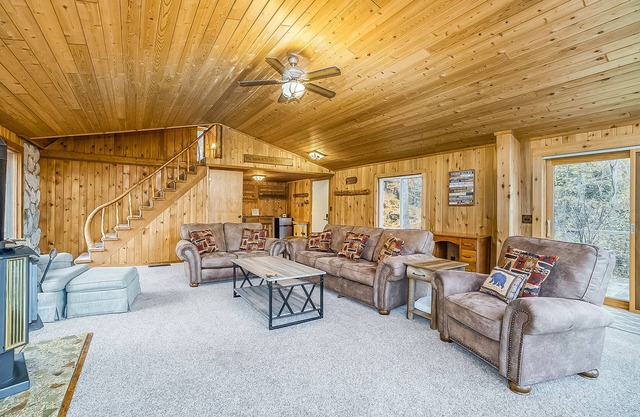 Casa de estilo cabaña natural con parrilla de gas privada, wifi gratis y cocina completa.