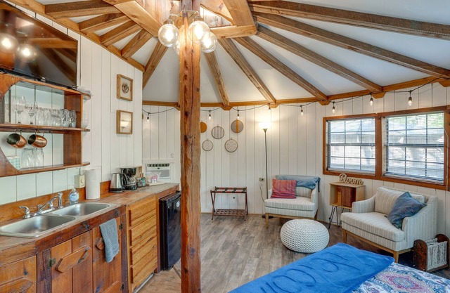 Cabin-Style Studio w/ Deck, Grill & Mountain View!