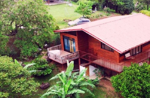 Cabaña equipada para familia con jacuzzi rodeada de naturaleza