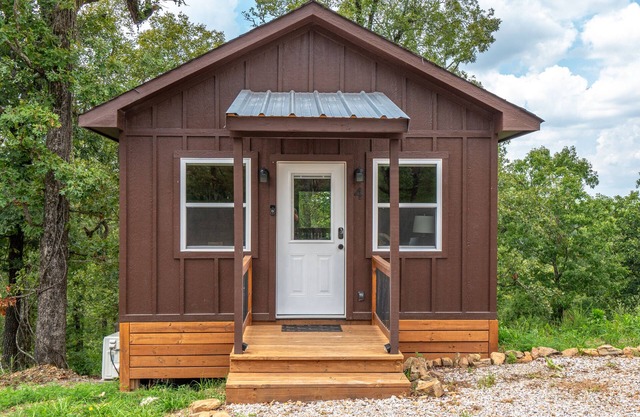 Cabin #4 @ Rock Creek Cabins! Kin Bed! 15 min. from National Park! Pet Friendly!