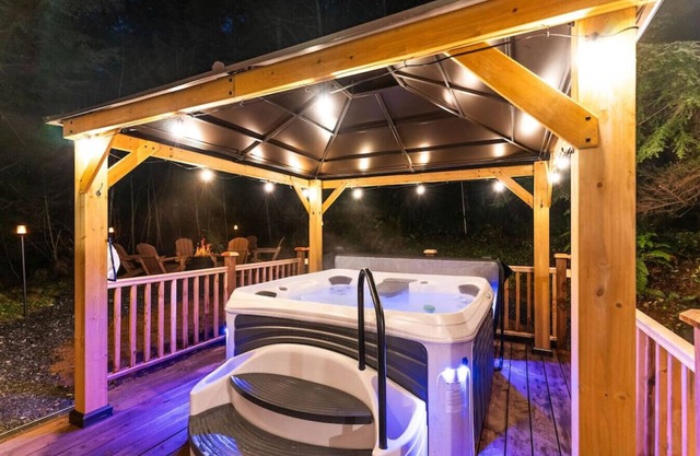 Cabin w/Covered Hot Tub, Firepit, EV, generator, 5 miles to Mt Rainier entrance
