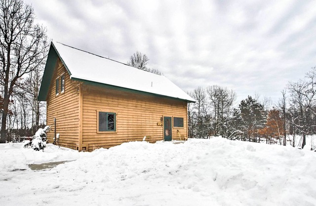 Cabin w/ Fireplace < 1 Mile to Lakes + Golf