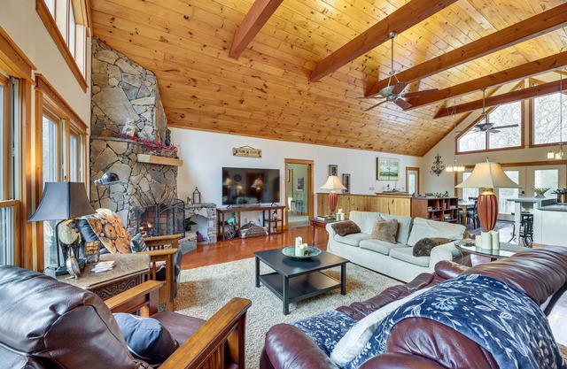 Cabin w/ Hot Tub and WiFi: 4 Mi to Snowshoe Resort