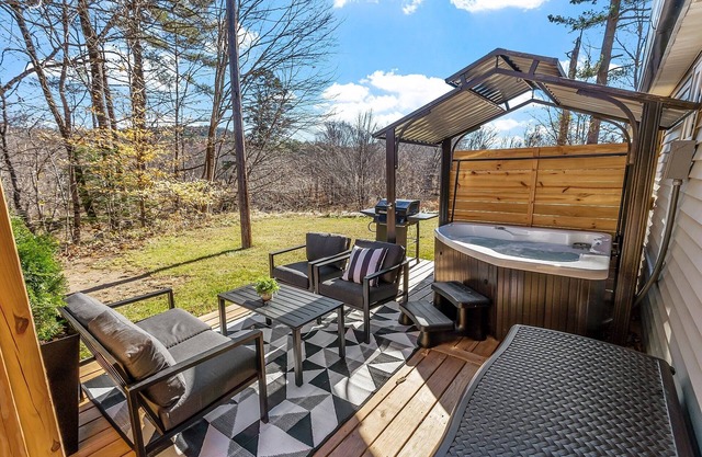 Cabin W/Private Hot tub, Fire pit & PetFriendly 10min Loon mtn & owls nest