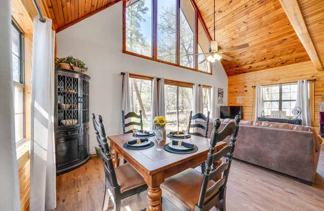 Cabin w/ Private Hot Tub: 2 Mi to Broken Bow Lake!