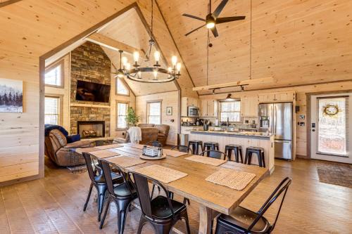 Cabin with Hot Tub and Sauna 5 Mi to Dtwn Blue Ridge!