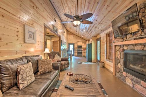 Cabin with Hot Tub - Near Broken Bow Lake and Hiking!