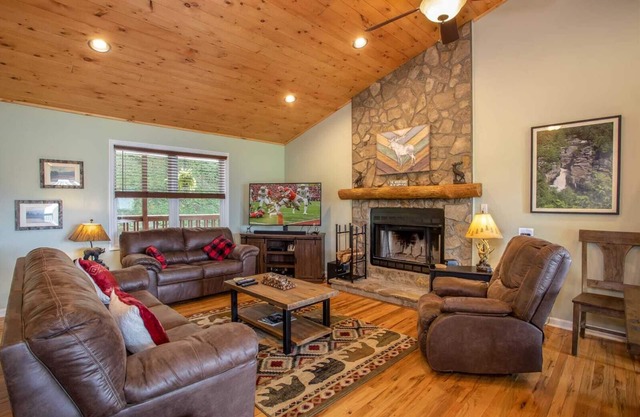 Mountain Home con vistas, bañera de hidromasaje, cocina surtida, a minutos de Banner Elk, Beech y Sugar Ski Mtn