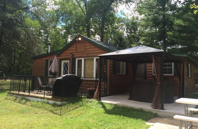 Cabina con jacuzzi al aire libre y vista del segundo lago.
