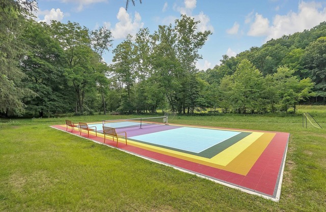 Cabin with private pickleball court and tons of FUN, caves close!!