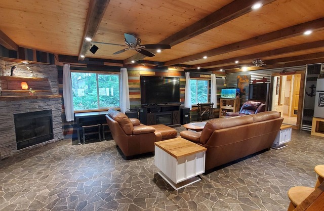 Cabin within sight distance of Lake Superior, Autrain River. Free Kayak rental
