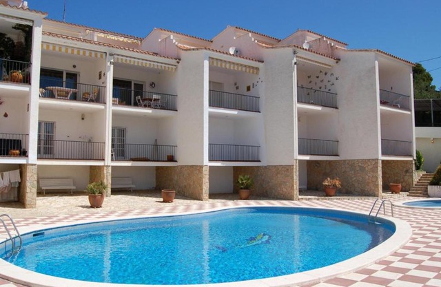 CABIONI - casa adosada con piscina comunitaria, cerca de la playa de Grifeu. - ES-228-39
