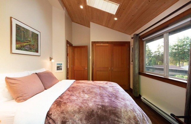 Caboose · Lovely 1-bedroom ocean & mountain views cottage