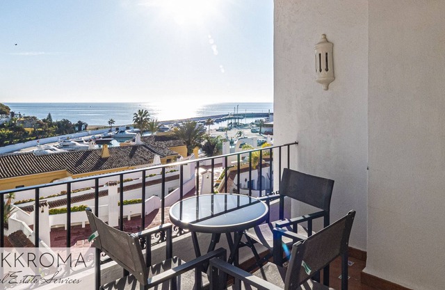 Cabopino Harbor · Cozy OCEANVIEW apartment, free parking, wifi, 3 POOLS,
