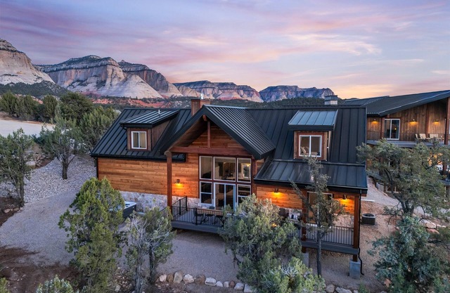 Cactus Canyon Retreat | Zion Base + Hot Tub + Views