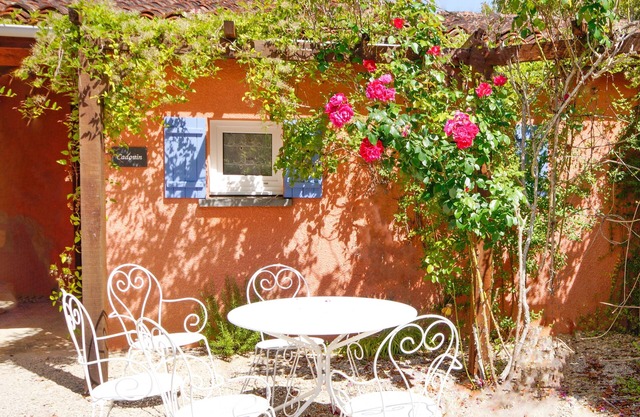 Cadouin - sleeps 4 guests in 2 bedrooms
