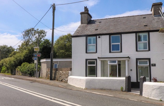 CAE GWYN, character holiday cottage in Bryn Du