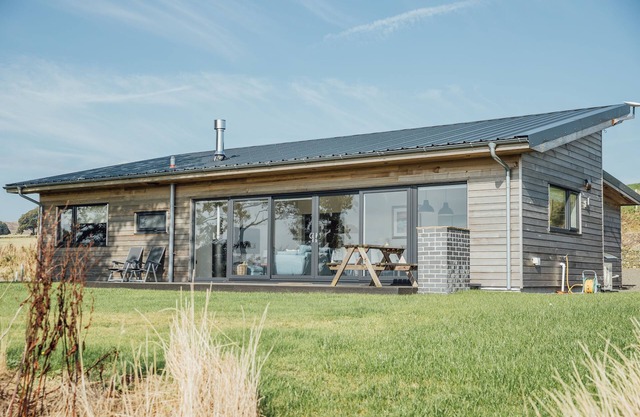 Cairn Dyke Lodge - a lodge that sleeps 6 guests in 3 bedrooms