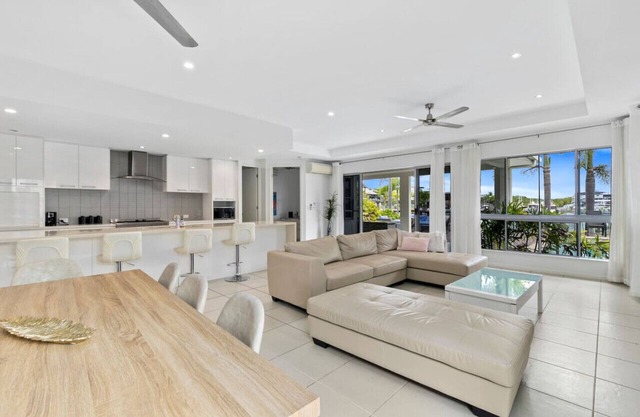 Casa familiar grande · Cairns Beaches HOME con vista al agua y barbacoa para dormir 12